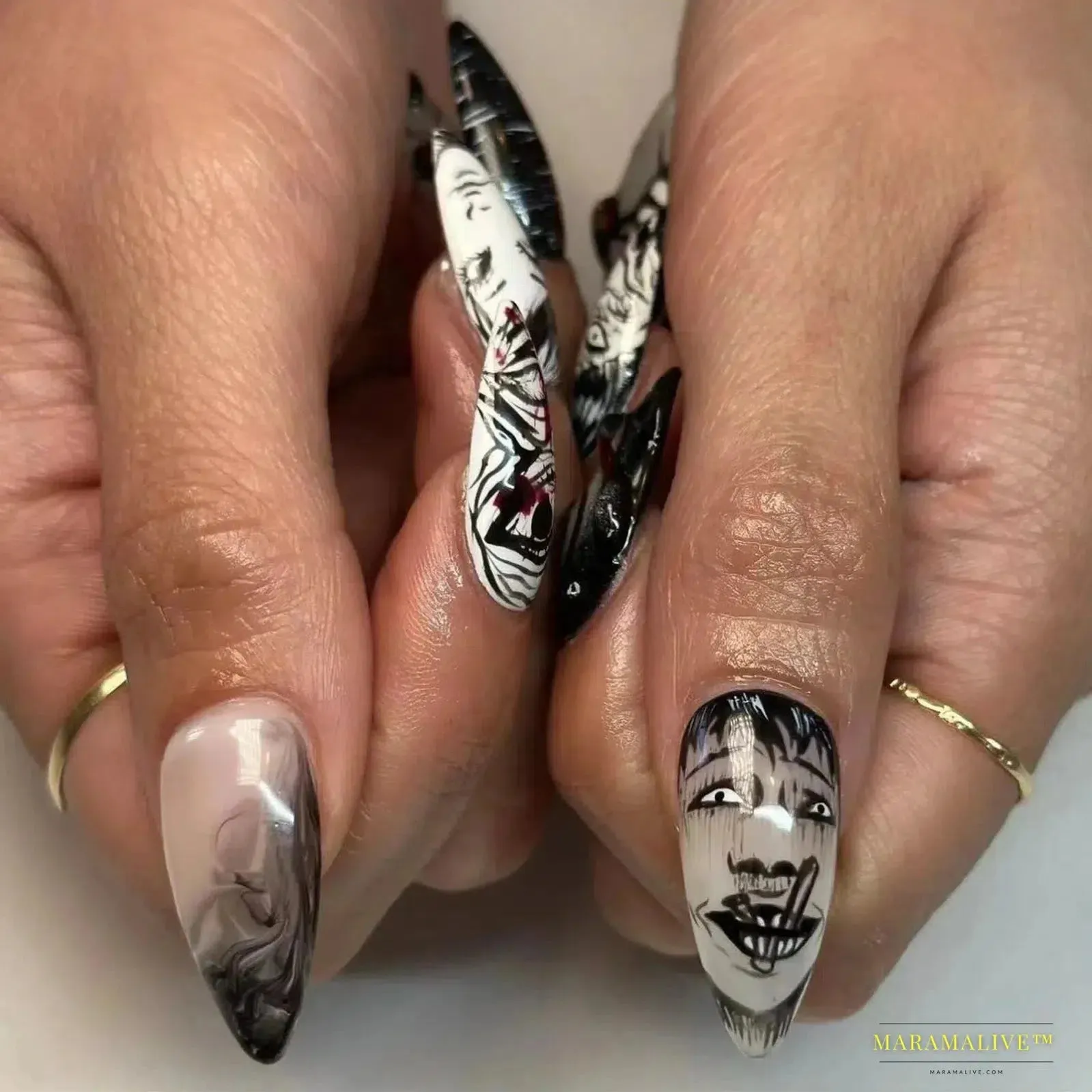 24Pcs Horror Comic Halloween False Nail Tomie Press on Nails Almond Glossy Black Japanese Anime Nails Reusable Tips for Girls